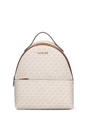 Beżowy plecak Michael Kors z powtarzającym się wzorem logo MK, brązową skórzaną lamówką, uchwytem na górze i przednią kieszenią na zamek.