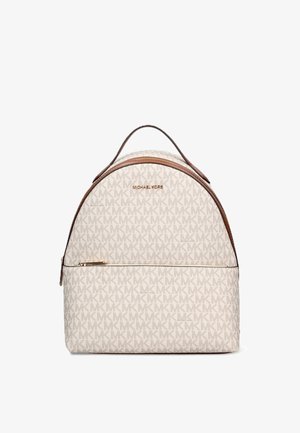 Beige Michael Kors rygsæk med gentagende MK-logo mønster, brun læderkant, topgreb og lynlåslomme foran.