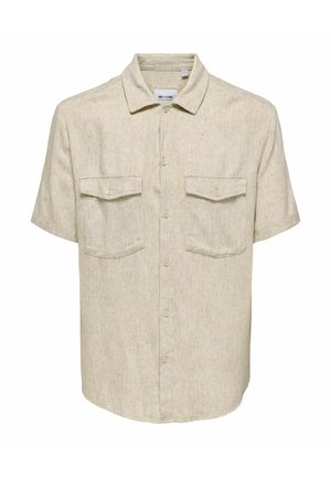 Chemise beige à manches courtes en tissu texturé, avec un devant boutonné, deux poches sur la poitrine et un col classique.