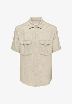 Camicia beige a maniche corte realizzata in tessuto texture, con chiusura a bottoni sul davanti, due tasche sul petto e un design del colletto classico.