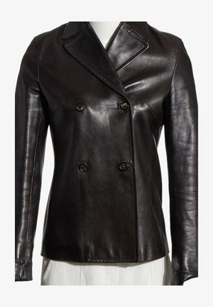 Chaqueta de cuero negra de doble botonadura con solapas de muesca y mangas largas, exhibida en un torso de maniquí blanco.
