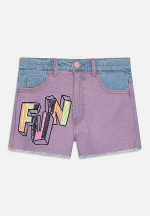 Szorty dżinsowe z jasnoniebieskim paskiem i kieszeniami, purpurowa część materiału, postrzępiony dół oraz kolorowe cekinowe litery "FUN" na lewej nogawce.