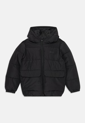 Jachetă puffer neagră cu glugă, având un fermoar frontal, manșete elastice, două buzunare mari în față și un design matlasat pentru izolație.