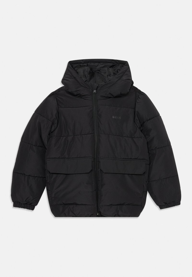 Μαύρο μπουφάν πούφερ με κουκούλα, με μπροστινό φερμουάρ, ελαστικούς καρπούς, δύο μεγάλες μπροστινές τσέπες και σχεδίαση καπιτονέ για μόνωση.