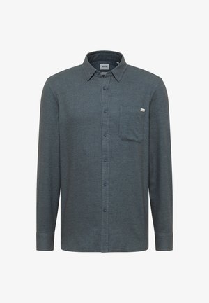 Ciemnoniebieska, długorękawowa koszula z guzikiem wykonana z fakturowanej tkaniny. Posiada kieszeń na piersi oraz metkę z logo z przodu.