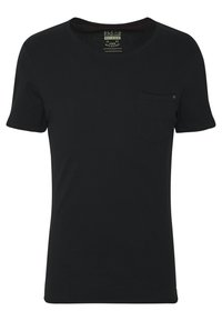 Camiseta de algodón negra con cuello redondo, mangas cortas y un bolsillo en el pecho izquierdo con un botón de acento sutil. Textura suave.