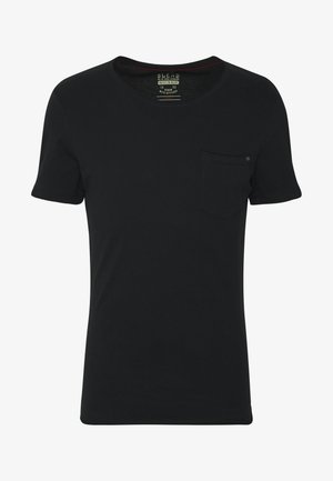 Schwarzes Baumwoll-T-Shirt mit rundem Ausschnitt, kurzen Ärmeln und einer linken Brusttasche mit einem dezenten Akzentknopf. Glatte Textur.