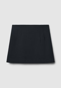 Jupe mini noire à coupe droite, comportant deux plis à l'avant, fabriquée dans un tissu lisse. Aucune motif ou ornement supplémentaire.