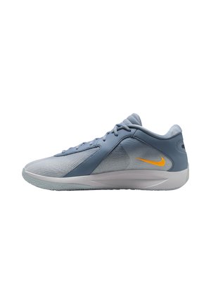 Hellblaue Sportschuhe aus Mesh- und Synthetikmaterialien, mit einem gelben Nike-Swoosh, strukturiertem Design und einer weißen Gummisohle.