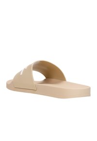 Beige skládací sandál vyrobený z měkkého plastu, s širokým popruhem a strukturovanou stélkou, s plochou a flexibilní podrážkou. Minimalistický design.