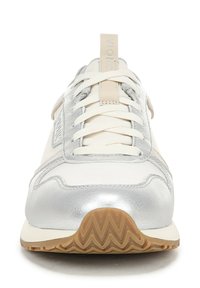 Crème en zilveren sportschoen met een gladleren bovenwerk, platte veters en een getextureerde rubberen zool met zigzagpatroon.