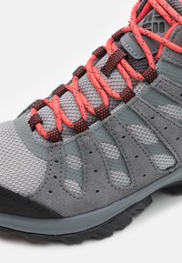 Columbia REDMOND III MID WATERPROOF - Pohodniški čevlji - steam/red coral