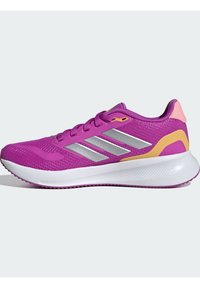 Chaussure de sport violette avec tige en mesh, accents argentés, semelle texturée et col rembourré. Présente des détails contrastants en jaune et rose.