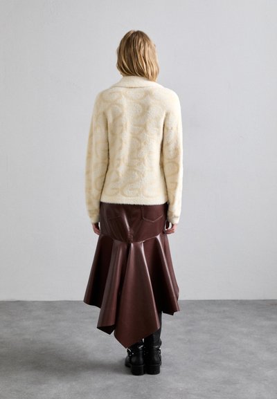 Stine Goya LONG SLEEVE CROPPED CARDIGAN FLUFFY MONOGRAM - Cardigan - beige