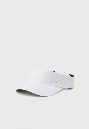 Visiera sportiva bianca con visiera curva e logo Puma ricamato sulla fascia frontale, mostrata su uno sfondo semplice.