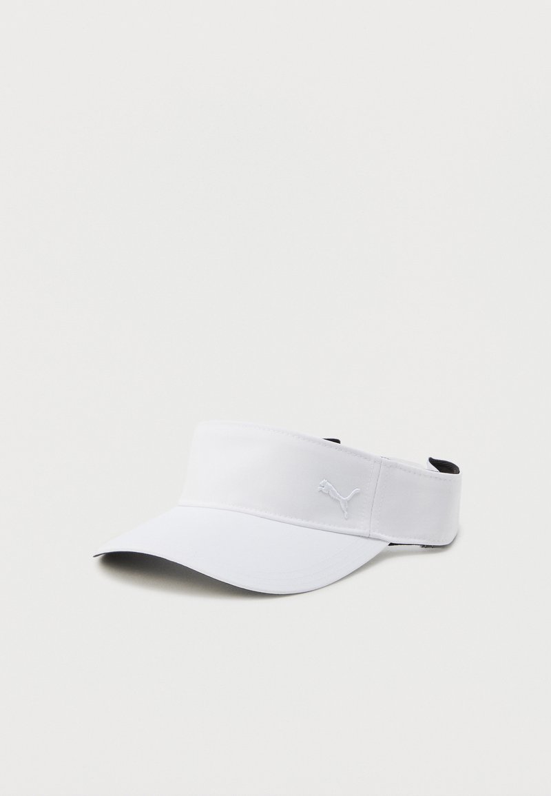 Biely športový šilt s oblou kopulou a vyšitým logom Puma na prednom páse, zobrazený na jednoduchom pozadí.