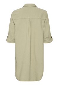 Chemise vert olive clair avec col, manches longues retroussées, pli au dos, et coupe droite. Fabriquée dans un tissu léger.
