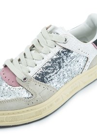 Sneaker mit einer Kombination aus weißem Leder, silbernen Pailletten, grauem Wildleder und einem hellrosa Akzent; verfügt über flache Schnürsenkel und eine robuste Sohle.