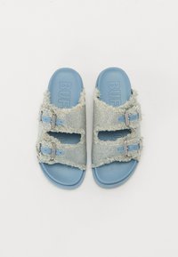 Lichtblauwe sandalen met gestructureerde stoffen bandjes, rafelige randen en twee zilverkleurige gespen. Zachte rubberen zolen, met het opschrift "BUFF."