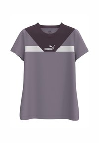 Lilla lühikese varrukaga T-särk, tumelilla ja valge chevron-mustriga. Ees keskosas on väike Puma logo. Sile kangastekstuuri.