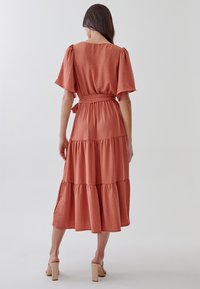 TUSSAH LOUISA MIDI  - Denní šaty - burnt orange
