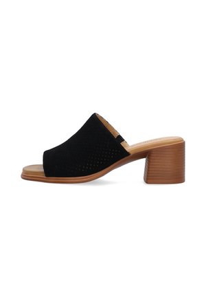 Sort ruskind åben-toe mule med perforeret overdel, tan polstret indersål og stablet blokhæl på hvid baggrund.