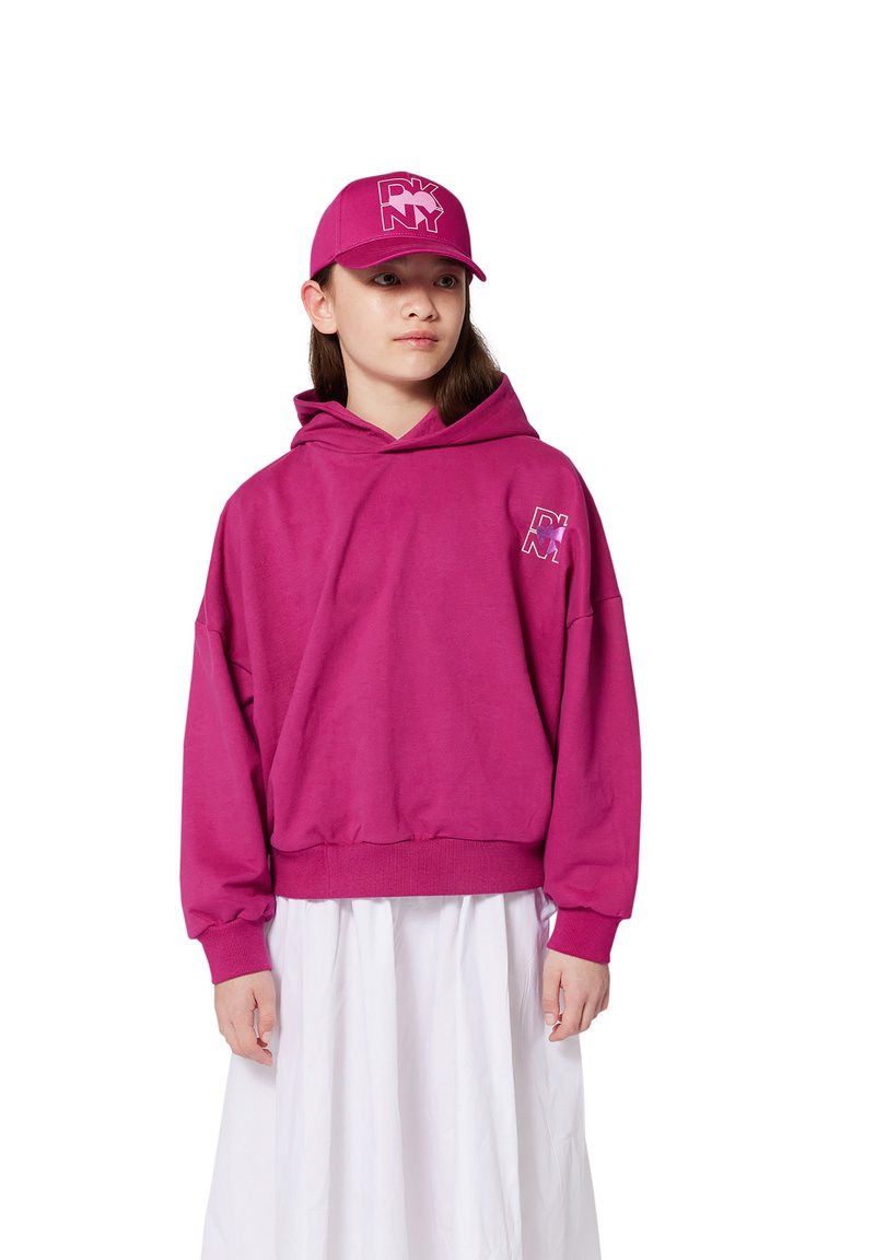 Felpa fucsia con tasca frontale e polsini a costine, abbinata a un cappellino coordinato con logo rosa, su uno sfondo bianco.