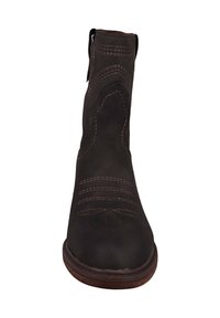 Botín de cuero marrón hasta el tobillo con costuras decorativas, punta redonda y lengüetas de agarre. Textura suave con una suela plana y resistente. Diseño minimalista.