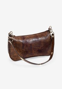 Bolso de hombro de cuero marrón con cierre de cremallera, acabado texturizado y correa desmontable. Presenta accesorios de metal en color plateado.