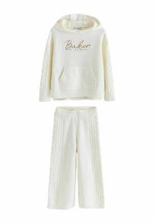 Ensemble en tricot blanc comprenant un sweat à capuche avec une poche avant et le texte "Baker", associé à un pantalon large avec des accents texturés.