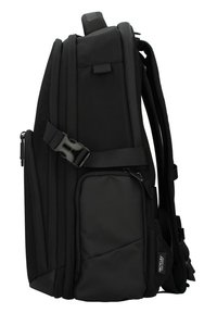 Zaino nero con due scomparti principali, cerniere robuste, spallacci regolabili e una tasca laterale. Realizzato in materiale sintetico durevole.