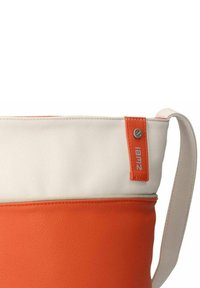 Borsa in pelle arancione e crema con una texture liscia, chiusura con cerniera e una cucitura verticale. Dotata di un'etichetta arancione con marchio e una tracolla.