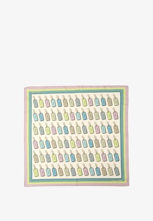Zijden sjaal met een herhalend patroon van pastelgekleurde bagagelabels op een crèmekleurige achtergrond, omrand met lichtgroene en lavendelaccenten.