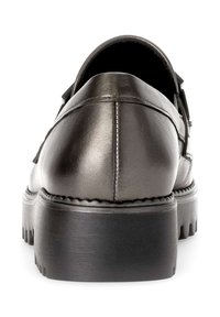 Zwarte leren schoen met een ronde neus, zichtbare stiksels en een dikke rubberen zool met een gestructureerd patroon en een lichte hak.