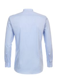 Lichtblauw langarm overhemd met knopen, gemaakt van gladde stof. Heeft een standaard kraag, knoop manchet en een gebogen zoomlijn.