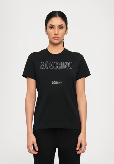 Schwarzes BaumwollT-Shirt mit "MOSCHINO" in Strass und "Milano" in kleinerer Schrift darunter. Klassischer Rundhalsausschnitt und kurze Ärmel.