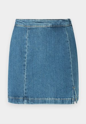 Μπλε μίνι φούστα από τζιν με πλευρική σχισμή και ορατή ραφή, ίσια γραμμή και λεπτομέρεια στη ζώνη μέσης.