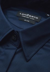 Granatowa, slim-fit koszula o gładkiej fakturze, z zaostrzonym kołnierzykiem, jednym czarnym guzikiem przy kołnierzyku oraz metkami z napisem "LANCERTO" i "COMFORT PLUS."
