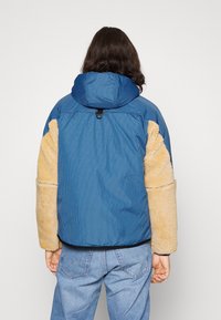 Puma HOODED JACKET - Viegla jaka - light sand