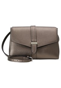 Borsa clutch in bronzo metallizzato con chiusura a patta, tracolla regolabile e accento rettangolare in argento sulla parte anteriore. Texture liscia.