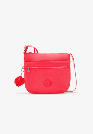 Rød nylon crossover-taske med en lynlåslomme, præget logo og en aberformet blød nøglering fastgjort som dekoration.