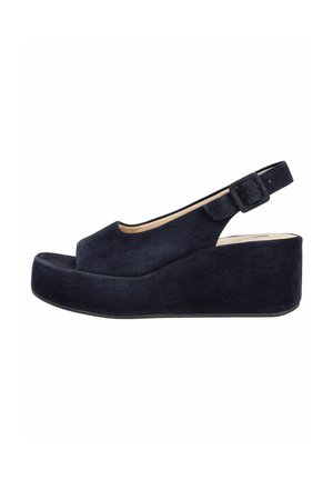 Sandalo con zeppa platform in pelle scamosciata blu navy, punta aperta e cinturino alla caviglia regolabile con fibbia, vista laterale.