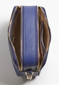 Borsa in pelle viola con cerniere in tono oro e finitura texturizzata. Presenta due scomparti con zip e uno scomparto interno per schede.
