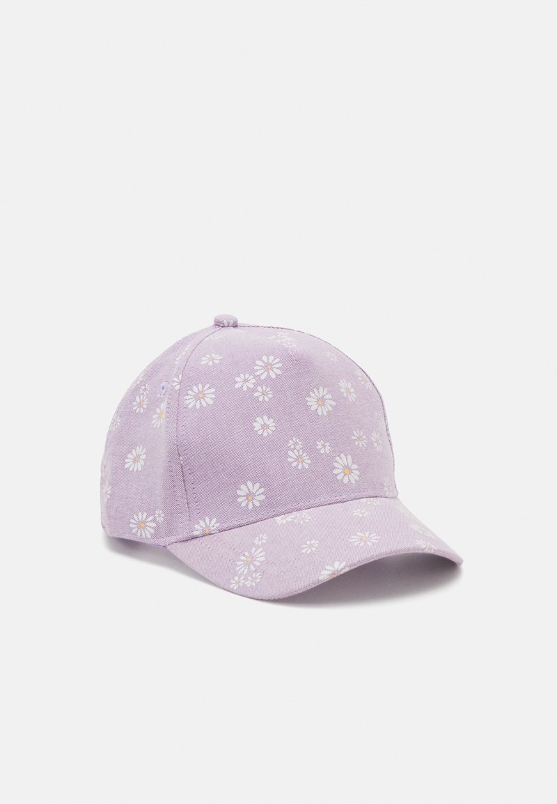 Lila Baseballkappe mit Textilstruktur, versehen mit einem floralen Muster aus weißen Gänseblümchen. Gebogener Schirm und verstellbarer Riemen hinten.