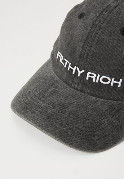 Fekete pamut baseball sapka, fehér "FILTHY RICH" hímzéssel az elején. Ívelt karimával és texturált anyaggal rendelkezik.