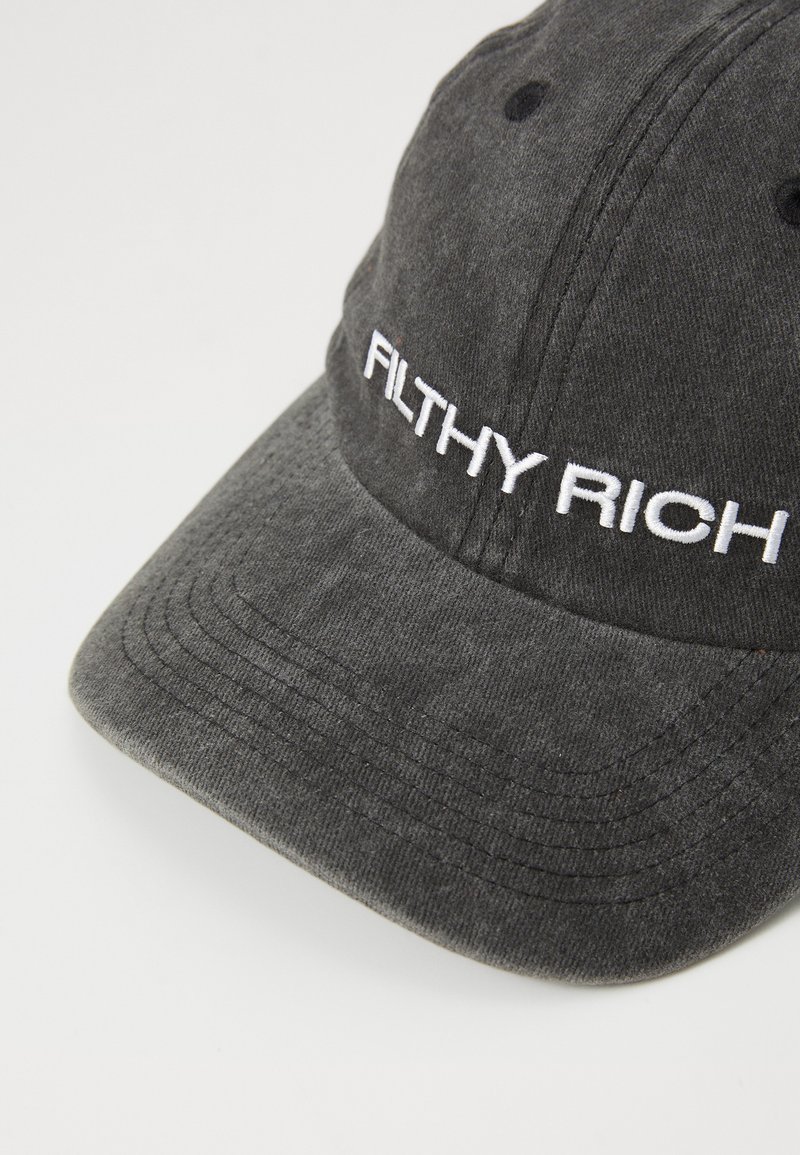 Zwarte katoenen baseballpet met geborduurd wit "FILTHY RICH"-tekst op de voorkant. Heeft een gebogen rand en een gestructureerde stof.