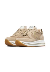 Sneakers beige in suede con punta arrotondata, design con lacci, suola intermedia color crema e suola in gomma color caramello. Presentano un accento in stampa leopardata sul tallone.