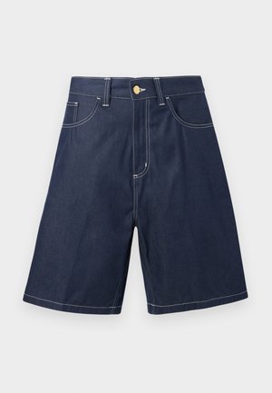 Sötétkék farmer térdnadrág elülső zsebekkel, övbuzogányokkal, kontrasztos fehér varrással és fém gombos záródással, fehér háttéren.