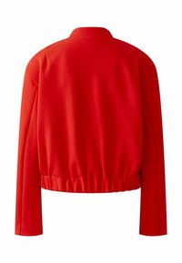 Rote kurze Bomberjacke mit Stehkragen, langen Ärmeln, elastischem Taillenbund und glatter Stoffstruktur. Ohne Muster oder Verzierungen.