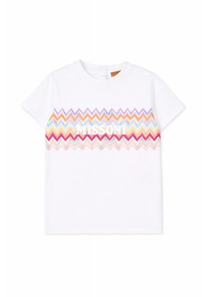 T-shirt bianca a maniche corte con motivo a zigzag colorato sul petto e la scritta "MISSONI" in bianco sopra il motivo.